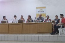 Professor Ronaldo Bispo (camisa xadrez) em mesa-redonda com a professora Nilda Jacks, da UFRGS