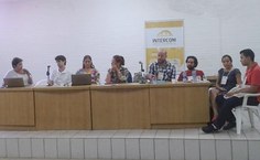 Professor Ronaldo Bispo (camisa xadrez) em mesa-redonda com a professora Nilda Jacks, da UFRGS