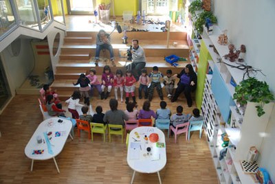 Aula de educação infantil em Reggio Emilia sendo acompanhada pela equipe da Univesp