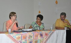 Angelina Araújo fala sobre a experiência de REggio Emilia. Na mesa estáo os professores Lenira Haddad e Paulo Nin