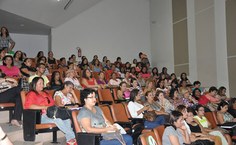 Parte do público presente na aula inaugural do curso de aperfeiçoamento em Educação Infantil