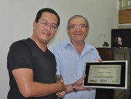 José Leandro recebe placa do coordenador destadual do OBFep, Kleber Serra