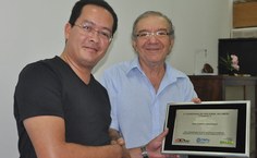 José Leandro recebe placa do coordenador destadual do OBFep, Kleber Serra