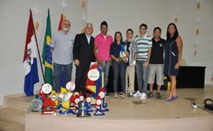 Atleta Shirleen Araújo (ao centro com o troféu) do curso de Pegagogia do Campus do Sertão, é campeã do Norte Nordeste de Poomse em Tae Kwondo