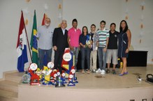 Atleta Shirleen Araújo (ao centro com o troféu) do curso de Pegagogia do Campus do Sertão, é campeã do Norte Nordeste de Poomse em Tae Kwondo