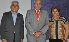 Homenageado Ignácio Berdugo entre reitor Eurico Lôbo e Ana Dayse Dorea