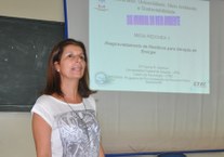 A professora Karina Salomon apresentou palestra sobre reaproveimaneto de resíduos