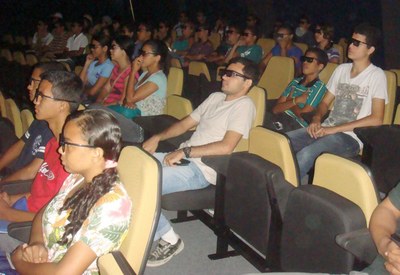 Alunos participantes durante sessão de cinema 3D no Laboratório de Computação Científica e Visualização (LCCV)