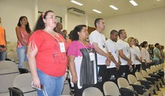 Alfabetizadores capacitados acompanham execução do Hino Nacional