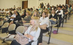 Participantes do projeto ouvem palestra sobre educação de jovens e adultos