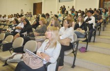 Participantes do projeto ouvem palestra sobre educação de jovens e adultos