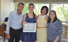 Bruna cercada pelos familiares e a vice-reitora