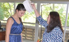 Vice-reitora confere grau a Bruna Catarina