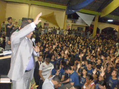 Um dos cultos acompanhados por James, em Maceió