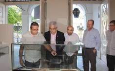 Pesquisador do MHN apresenta acervo a Eurico Lôbo, Amauri Barros, Osvaldo Viegas e Eduardo Lyra