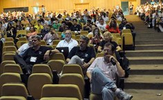 Plateia atenta às discussões sobre os cursos online