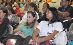 Participantes acompanham um dos debates no auditório do antigo Centro de Ciências da Saúde