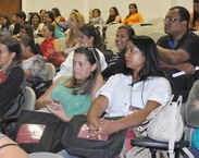 Participantes acompanham um dos debates no auditório do antigo Centro de Ciências da Saúde