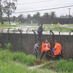 Ufal abre muro para escoar águas do Sistema Penitenciário