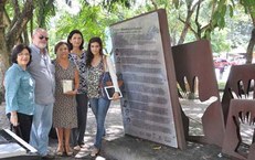 A chilena Marcy Garcia (ao centro) em visita ao Memorial Pessoas Imprescindíveis instalado no Campus A. C. Simões