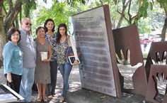 A chilena Marcy Garcia (ao centro) em visita ao Memorial Pessoas Imprescindíveis instalado no Campus A. C. Simões