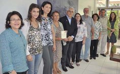 Familiares e representantes da gestão central da Ufal prestigiam entrega da placa à viúva Marcy Garcia, no Gabinete da Reitoria