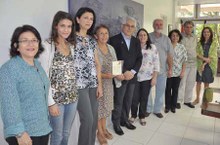 Familiares e representantes da gestão central da Ufal prestigiam entrega da placa à viúva Marcy Garcia, no Gabinete da Reitoria