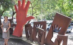 Marcy Garcia na Praça da Paz onde fica o Memorial que homenageia alagoanos mortos e desparecidos durante a ditadura militar