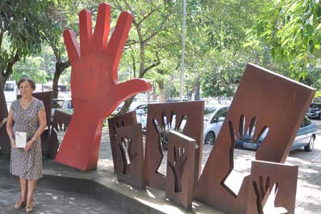 Marcy Garcia na Praça da Paz onde fica o Memorial que homenageia alagoanos mortos e desparecidos durante a ditadura militar