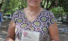 Marcy Garcia, viúva do alagoano desaparecido durante a ditadura  militar, emocionada com a placa que homenageia seu marido