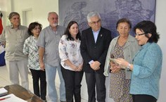 Ruth Vasconcelos, coordenadora do Programa Ufal em Defesa da Vida, durante a entrega da placa