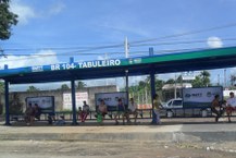 A nova estrutura do ponto de ônibus em frente à Ufal, localizada na BR-104, garante acessibilidade para Pessoas com Deficiência