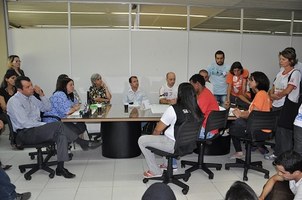 Vice-reitora recebe estudantes e entidades para discutir situação do HU