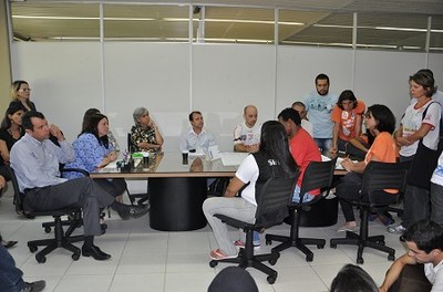 Rachel Rocha e pró-reitores em reunião com estudantes e representantes de entidades