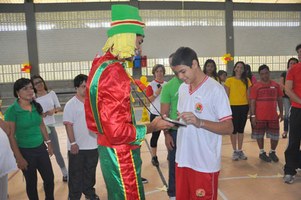 Alunos da Pestalozzi de Maceió participam de atividades circenses na Ufal