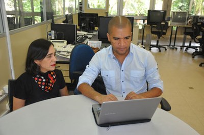 Clara Suassuna, diretora do Neab e o professor Ronaldo Araújo, de Biblioteconomia | nothing