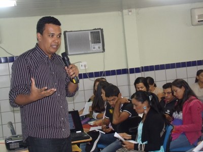 Professor Rodrigo Pereira ministrando o curso