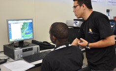 No Laboratório de Informática, estudantes recebem acompanhamento para elaboração de projetos