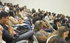 Estudantes e professores participam atentamente do evento