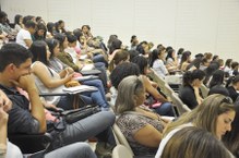 Estudantes e professores participam atentamente do evento