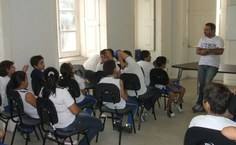 Diretor técnico do MHN e pesquisador dos fósseis alagoanos, Jorge Luiz, responde às perguntas de alunos do ensino fundamental