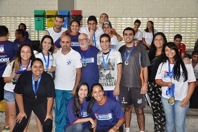 Atletas recebem medalhas e posam com o professor Verter Paes