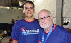 Adilson Rocha, um dos idealizadores do projeto, ao lado do homenageado, prof. Verter Paes