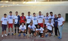 Equipe de vôlei também recebeu as medalhas depois do jogo
