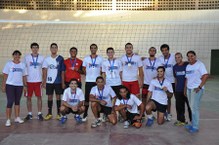 Equipe de vôlei também recebeu as medalhas depois do jogo