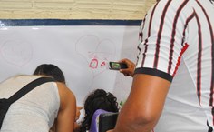 Crianças desenham representação da família