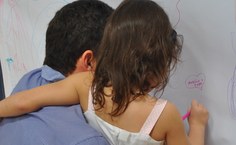 O nome do pai de Marília está no coração desenhado por ela