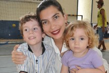 Poliana Santana e os dois filhos