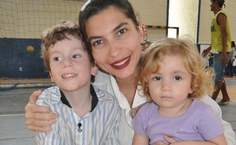 Poliana Santana e os dois filhos