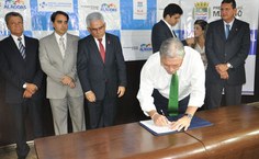 O governador Teotônio Vilela assina Termo de Compromisso